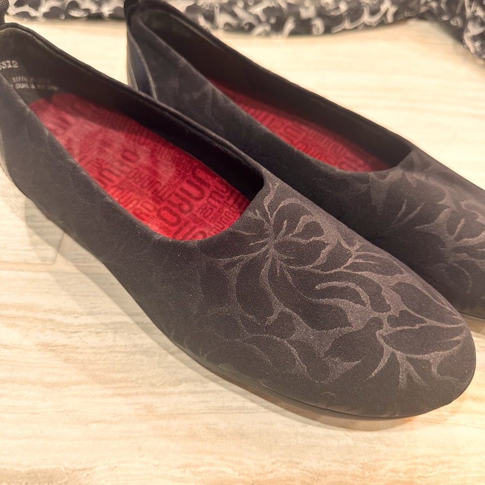 Munro Black Floral Women's Shoes Runs Small
